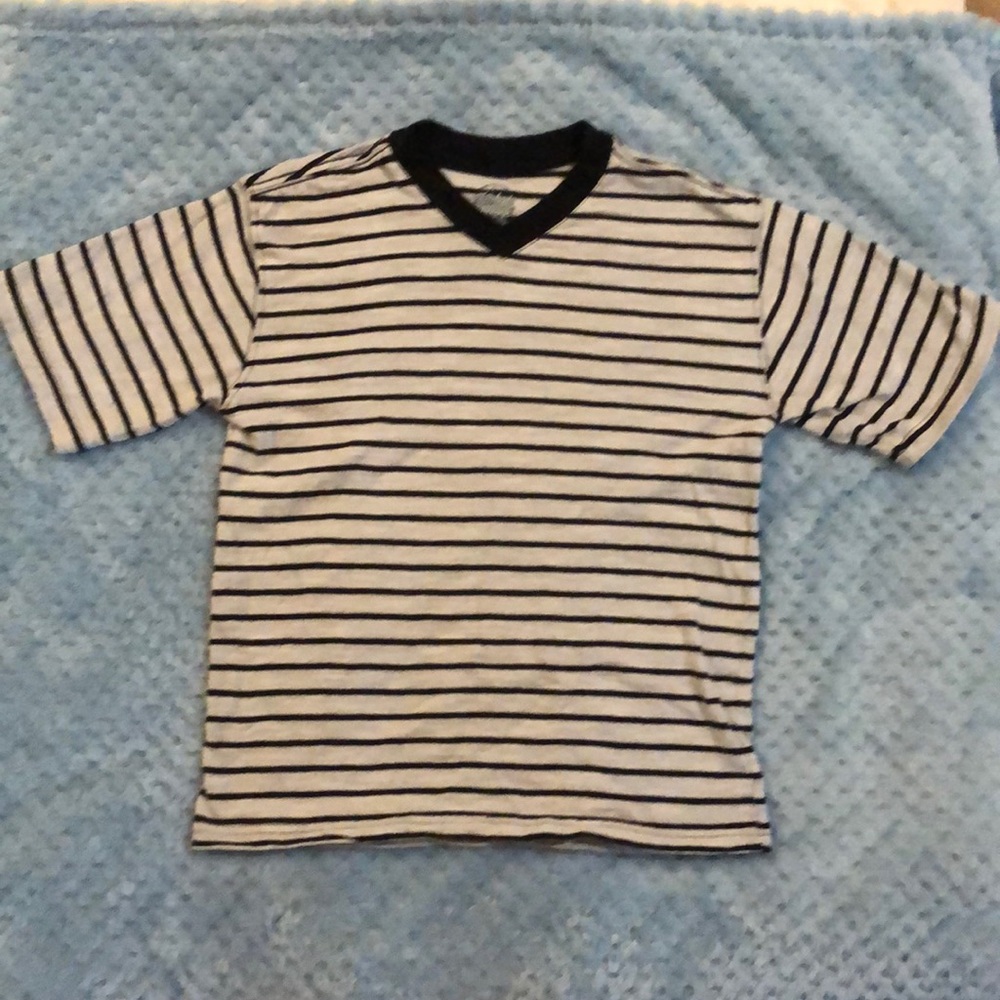 Faded Glory boys v-neck t-shirt, size 8